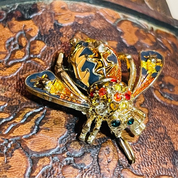 RARE! Joan Rivers “Fall Bee” Signed With Crystals & high quality enamel! - Picture 15 of 16